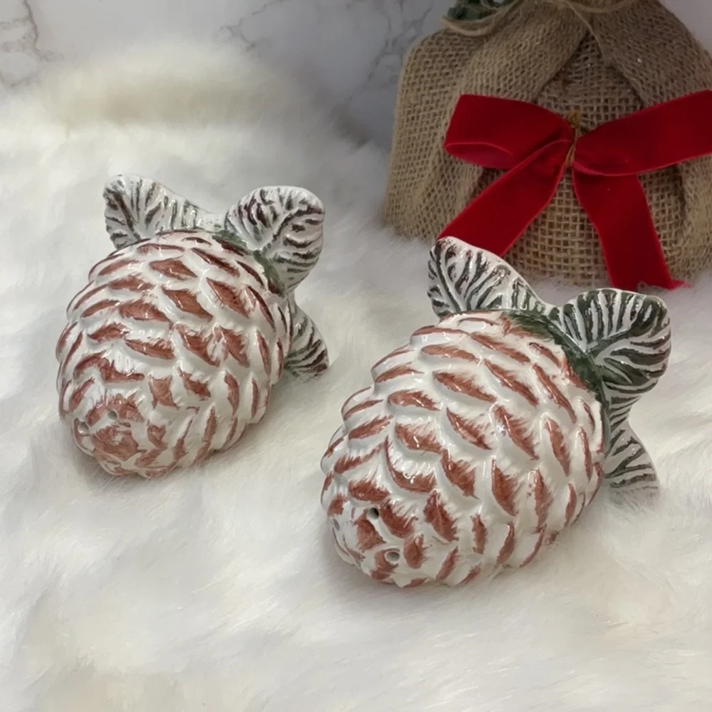 Pinecone salt and pepper shakers - Picture 3 of 9